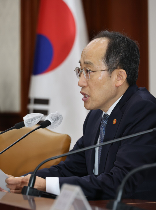 추경호 부총리 겸 기획재정부 장관이 16일 정부서울청사에서 열린 비상경제장관회의 겸 수출투자대책회의에서 발언하고 있다.<사진=연합뉴스>